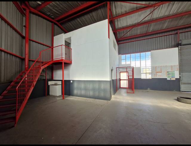 219M² WAREHOUSE TO LET IN JET PARK